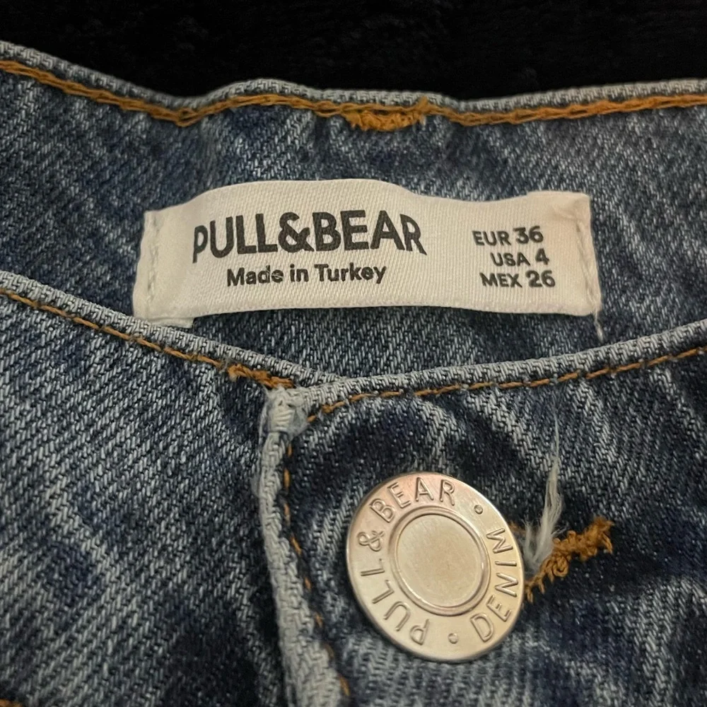 Pull&Bear 90s straight leg jean w/ rips and split hem in blue - Picture 11 of 14